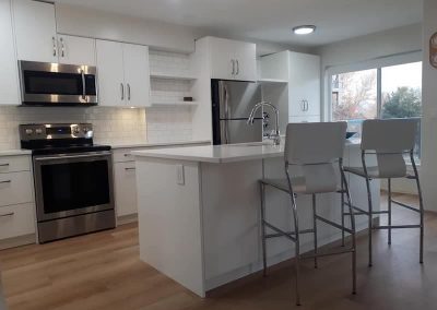 4JS white kitchen with bar stools