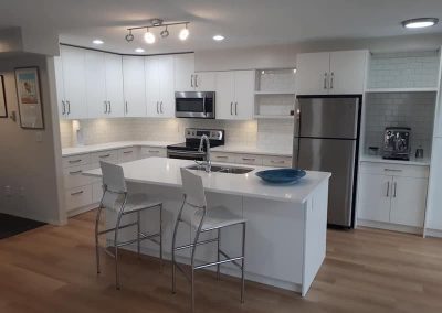 4JS white kitchen with bar stools2