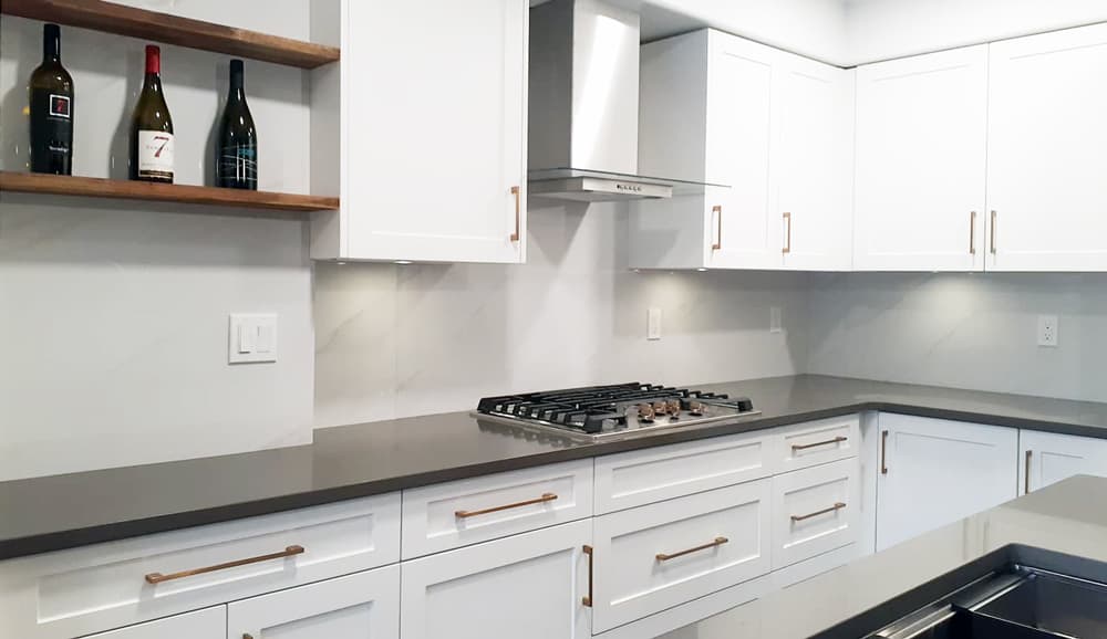 4JS kitchen white with brass pulls