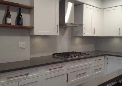 4JS kitchen white with brass pulls